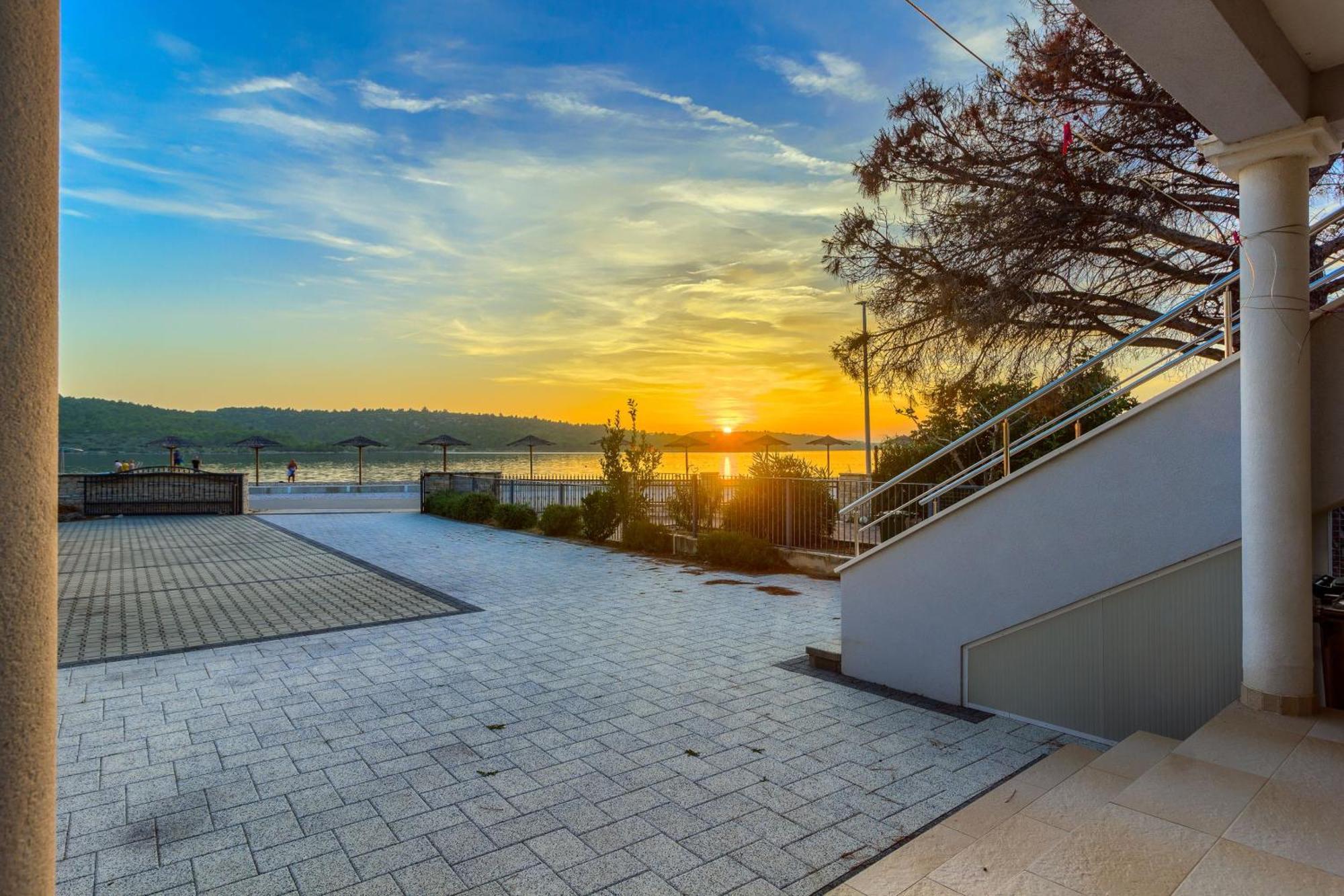 Apartmani Mato Pirovac Exteriér fotografie